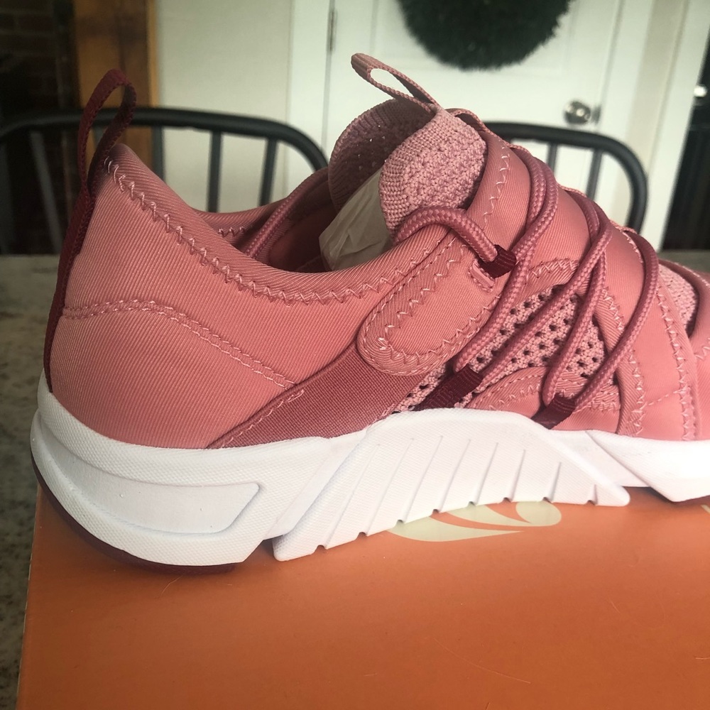 Fabletics - Brookside Performance Sneaker - Picture 3 of 12